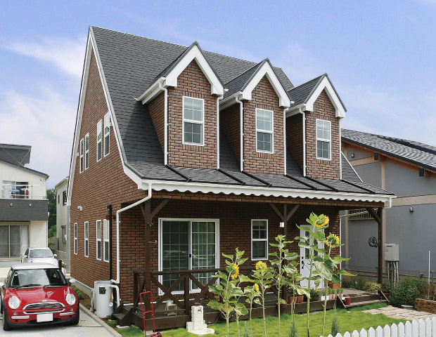 住まいのシルエットだけでなく雨どいの色にまでこだわったメリハリの効いた外観デザインの住宅。